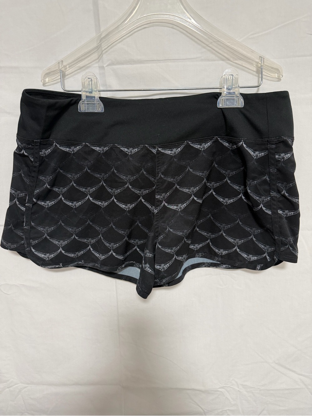 Vineyard Vines Black Athletic Shorts with Gray Scallop Motif